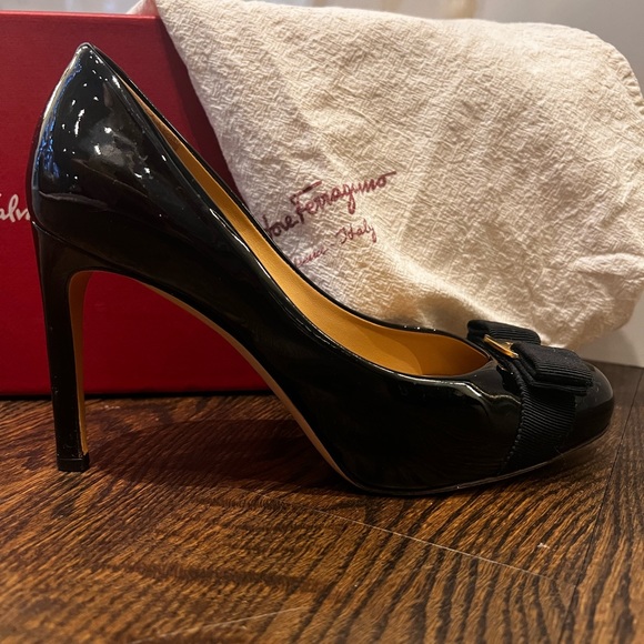 Salvatore Ferragamo Leather Bow Accent Pumps - Picture 3 of 12
